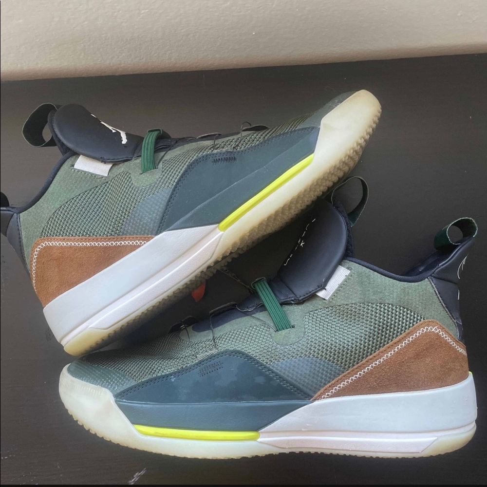 Travis Scott Jordan 33s